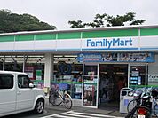 コンビニ「ファミリーマートまで210m」