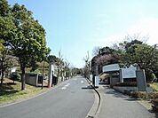 大学「明治学院大学横浜キャンパスまで1300m」
