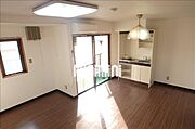 窓が多く、陽が差し込みます。