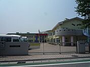 幼稚園、保育園「すずめ幼稚園まで740m」