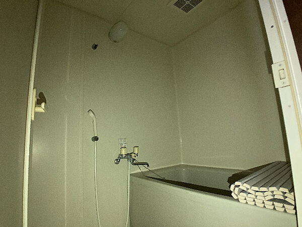 画像18:白を基調とした清潔感あふれるトイレです。