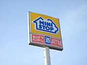 コンビニ「ミニストップまで810m」