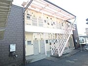 可愛らしいクリーム色の外観。