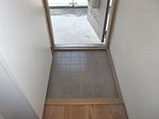 フラットの玄関で荷物が多い時に重宝します。