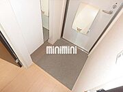 下駄箱に全身鏡が付いてる玄関。