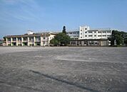 中学校「平塚市立神明中学校まで1896m」