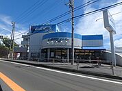 スーパー「しまむらストアーまで320m」