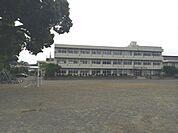 小学校「南足柄市立岡本小学校まで473m」