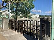 小学校「南足柄市立南足柄小学校まで662m」