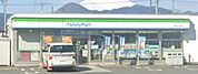 コンビニ「ファミリーマート大井町上大井店まで400m」