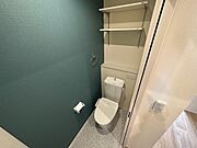 温水洗浄便座設備・棚もあります。