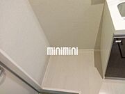 キッチンの横に冷蔵庫置場があります