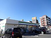 コンビニ「ファミリーマートまで300m」