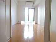 大きな窓の明るい居室です