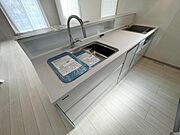 【キッチン】ホーロー製のシステムキッチンは熱や衝撃に耐え、水にも傷にも強くサビにくい仕様です！