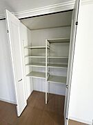 【リビング収納】共用物や掃除用具、さっと取り出したいもの収納にも便利です。