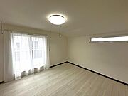 【洋室】2面採光なので、両窓から光が差し込み室内は明るく居心地の良い空間が広がります。