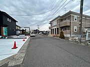 接道もゆとりがあり車の出入りも楽々です。