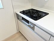 【コンロ】温度センサーを搭載したコンロで安全性も高い！3口あるのでフライパンや鍋も同時使用可能です。（同仕様）