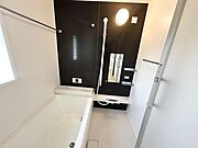 【浴室】保温浴槽採用により追い焚きを減らす省エネ仕様！ゆとりある浴槽で家族浴も楽しめます。（同仕様）