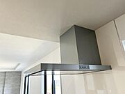 【レンジフード】薄型のレンジフードでスタイリッシュなデザインに！掃除も楽々です。