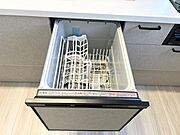 【食器洗乾燥機】手洗い時よりも水量を抑え、家事の負担も軽減します。