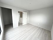 【寝室】大きな窓からあたたかな日差しと爽やかな風が通り抜ける洋室。