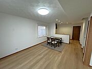 【リビング】照明器具付き！明るい木目とクロスで室内に開放感をプラス！