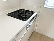 【コンロ】温度センサーを搭載したコンロで安全性も高い！3口あるのでフライパンや鍋も同時使用可能です。