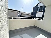 【バルコニー】南向きで日当たり風通し良好なバルコニーでお洗濯物もパリッと乾きます。