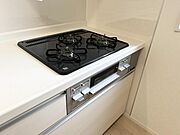 【コンロ】温度センサーを搭載したコンロで安全性も高い！3口あるのでフライパンや鍋も同時使用可能です。（同仕様）