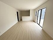 【リビング】家族の集うLDKは、明るい木目やクロスで部屋をよりひろくゆとりある空間に。