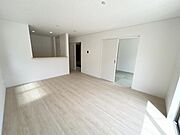 【リビング】カウンターの前にダイニングテーブルを配置して、料理の配膳もスムーズに！（同仕様）