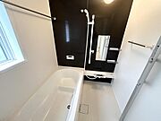 【浴室】保温浴槽採用により追い焚きを減らす省エネ仕様！ゆとりある浴槽で家族浴も楽しめます。（同仕様）