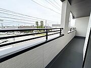 【バルコニー】南向きで日当たり風通し良好なインナーバルコニー。（同仕様）