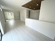 【リビング】大きな窓からあたたかな日差しと爽やかな風が通り抜ける家族の憩い空間！（同仕様）