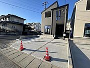 駐車2～3台！ご家族分はもちろん来客時にも嬉しいですね。（2月22日撮影写真）