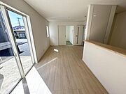 【リビング】カウンターの前にダイニングテーブルを配置して、料理の配膳もスムーズに！