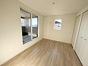 【洋室】大きな窓からあたたかな日差しと爽やかな風が通り抜ける洋室！（同仕様）