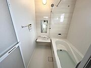 【浴室】浴室は1帖タイプでくつろぎやすさはそのままに、節水型の浴槽を採用！（同仕様）