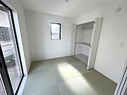 【和室】リビングの続き間の和室はごろっとお昼寝スペースや客間としても使えます。（同仕様）