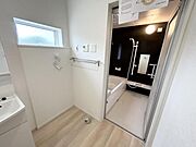 【洗面室】ゆとりある脱衣スペースで忙しい時間の支度もスムーズにできそうです。（同仕様）