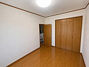 【洋室】写真の家具を消す加工をしています。