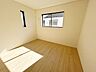 子供部屋：【洋室】大きな窓からあたたかな日差しと爽やかな風が通り抜ける洋室！