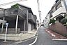 その他：南西・北西の公道に面した角地邸宅。前面道路はすっきりとした印象で、車の出し入れもスムーズです。セキスイハイム施工の4LDK+S、電動シャッター付ガレージ等2台駐車可能です。