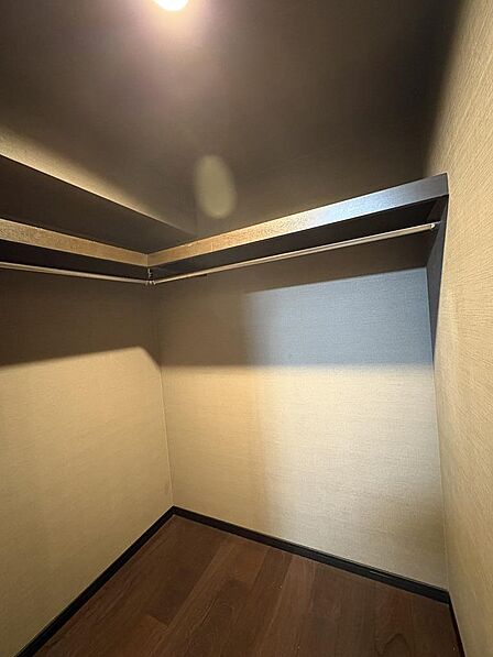 衣類や荷物をたっぷり仕舞える約6.6帖洋室の大型ウォークインクローゼット。ハンガーパイプと上部棚を備え、丈の長いコートから季節ものの荷物まで効率よく整理整頓。お部屋を広くスマートに使えます。