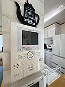 映像と音声で玄関先の様子をチェックできるモニター付インターホン。