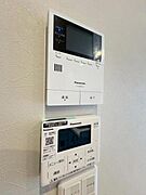 映像と音声で玄関先の様子をチェックできるモニター付インターホン。