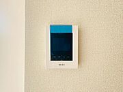 映像と音声で玄関先の様子をチェックできるモニター付インターホン。