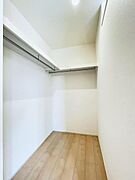 大きいものから小さなものまで収納でき、整理整頓に大活躍のウォークインクローゼットを完備。